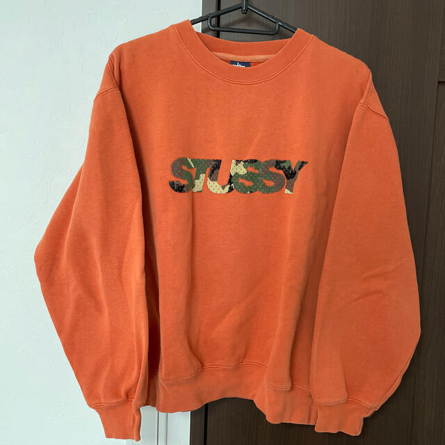 STUSSY(ステューシー)のstussy ステューシー　トレーナー　オレンジ　迷彩　ロゴ レディースのトップス(トレーナー/スウェット)の商品写真