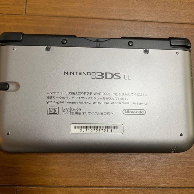 任天堂(ニンテンドウ)のNintendo3ds LLブラック×シルバー エンタメ/ホビーのゲームソフト/ゲーム機本体(携帯用ゲーム機本体)の商品写真