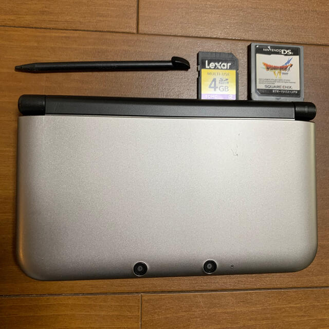 任天堂(ニンテンドウ)のNintendo3ds LLブラック×シルバー エンタメ/ホビーのゲームソフト/ゲーム機本体(携帯用ゲーム機本体)の商品写真