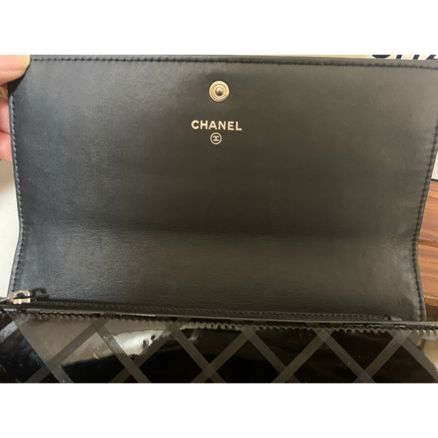 CHANEL(シャネル)のapeiros様専用　美品★CHANEL エナメルレザー長財布　 レディースのファッション小物(財布)の商品写真