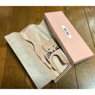 ミュウミュウ(miumiu)のmiu miu 2016 Cat 猫 レザー ブローチ(ブローチ/コサージュ)