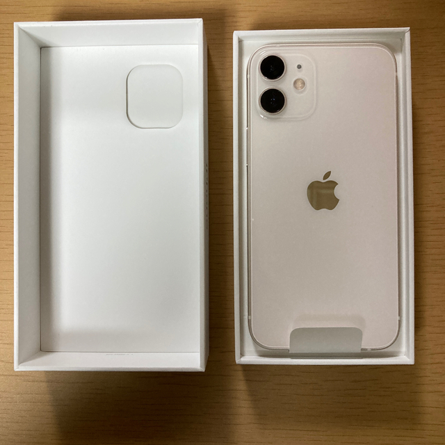 Apple(アップル)の新品 iPhone12 mini 64GB  ホワイト(White) スマホ/家電/カメラのスマートフォン/携帯電話(スマートフォン本体)の商品写真