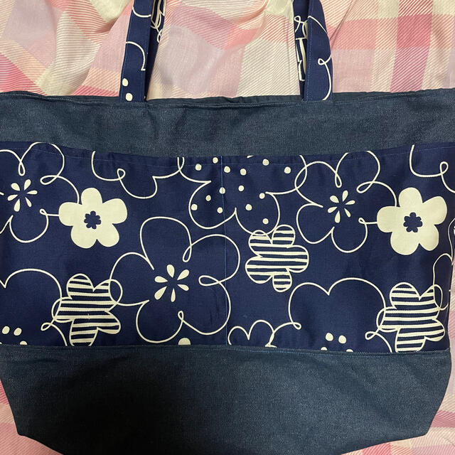 トートバッグ　紺色　花柄 ハンドメイドのファッション小物(バッグ)の商品写真
