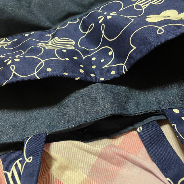 トートバッグ　紺色　花柄 ハンドメイドのファッション小物(バッグ)の商品写真