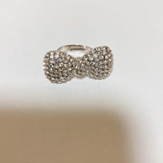 スワロフスキー(SWAROVSKI)のスワロフスキー　りぼんラインストーン指輪♡(リング(指輪))