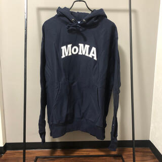 モマ(MOMA)の新品未使用タグ付き MoMA champion 限定 パーカー ネイビー L(パーカー)