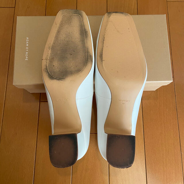 MANGO(マンゴ)のMANGO 白パンプス レディースの靴/シューズ(ハイヒール/パンプス)の商品写真