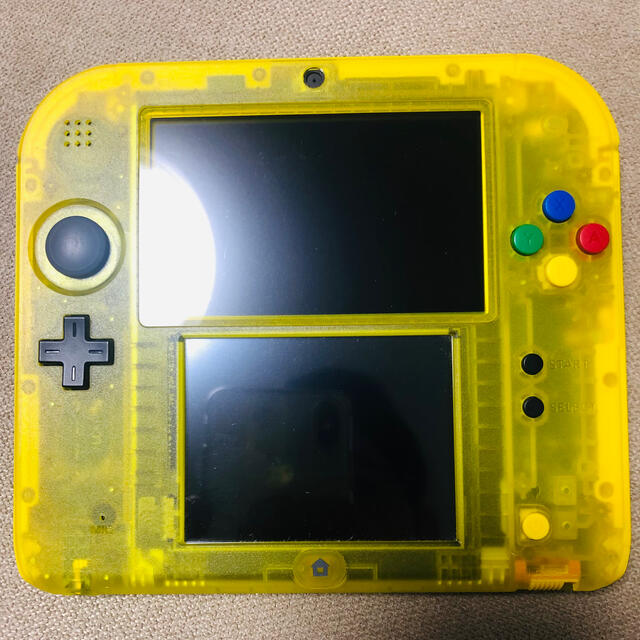 ニンテンドー2DS(ニンテンドー2DS)のニンテンドー2DS ピカチュウ限定パック エンタメ/ホビーのゲームソフト/ゲーム機本体(携帯用ゲーム機本体)の商品写真