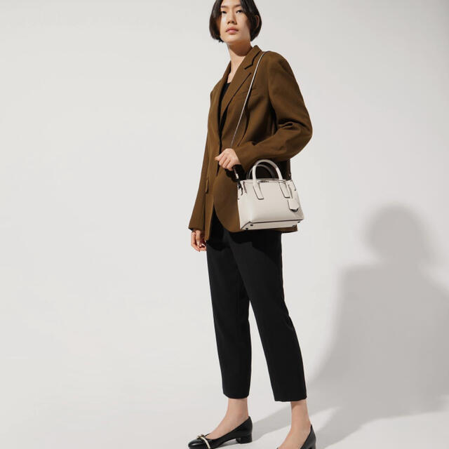 Charles and Keith(チャールズアンドキース)のCharles &keith バッグ　アイボリー レディースのバッグ(ハンドバッグ)の商品写真