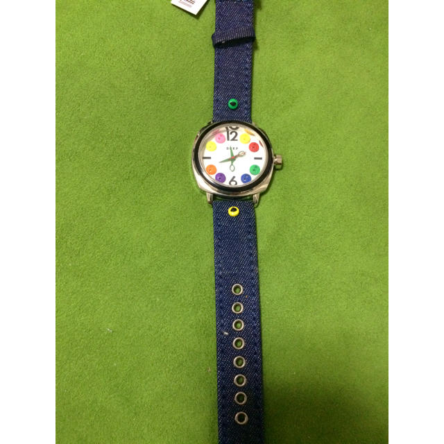 MALAIKA(マライカ)のボタンの腕時計 レディースのファッション小物(腕時計)の商品写真
