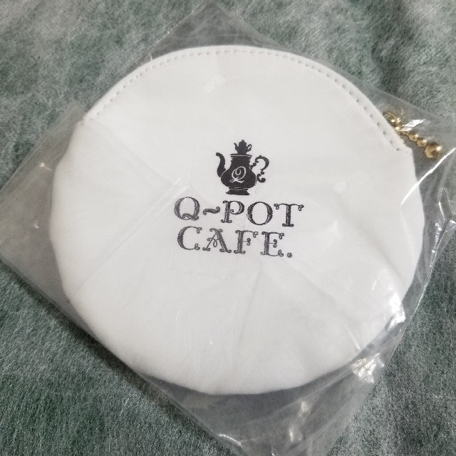 Q-pot.(キューポット)の《新品未開封》Q-pot CAFE.BOOK  マカロンポーチ レディースのファッション小物(ポーチ)の商品写真