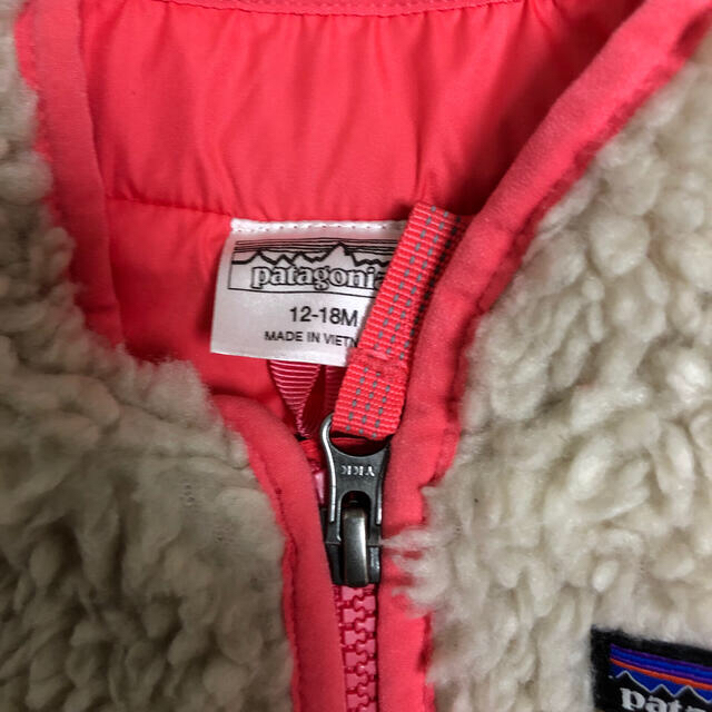 patagonia(パタゴニア)のパタゴニア　ベスト ピンク　ボア　12m18m キッズ/ベビー/マタニティのキッズ服女の子用(90cm~)(ジャケット/上着)の商品写真