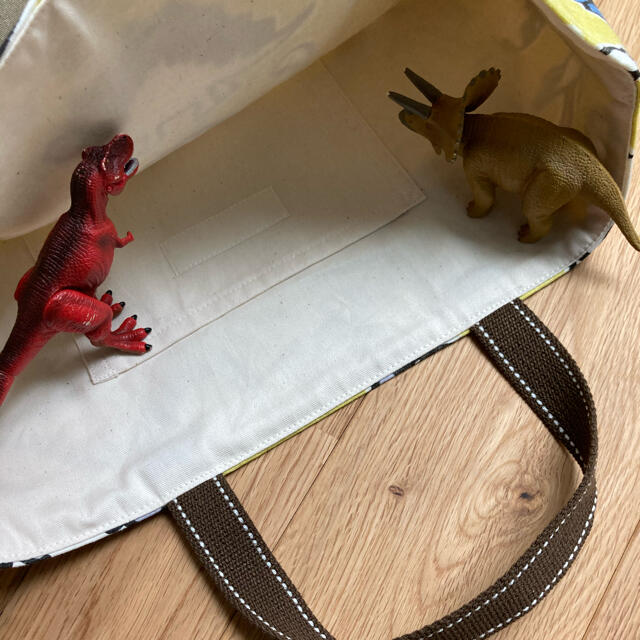 恐竜イラストとデニムのレッスンバッグ ハンドメイドのキッズ/ベビー(バッグ/レッスンバッグ)の商品写真
