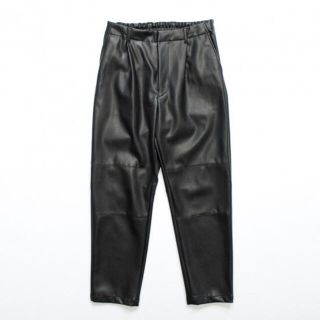 コモリ(COMOLI)の[送料込•即日発送]stein fake leather trousers(スラックス)