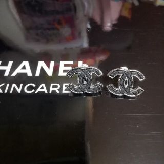 シャネル(CHANEL)のCHANEL　シャネル　ピアス　ノベルティー　黒　マトラッセ柄(ピアス)