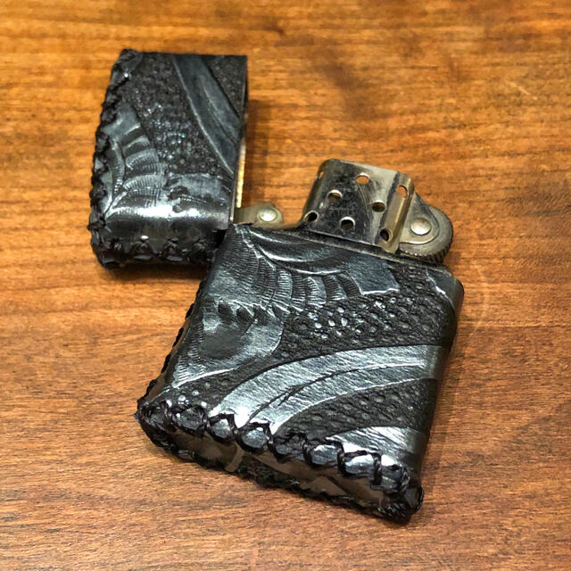 ZIPPO(ジッポー)の[本革] zippo用 レザーケース 革ケース ボタニカル柄 シルバー系 メンズのファッション小物(タバコグッズ)の商品写真