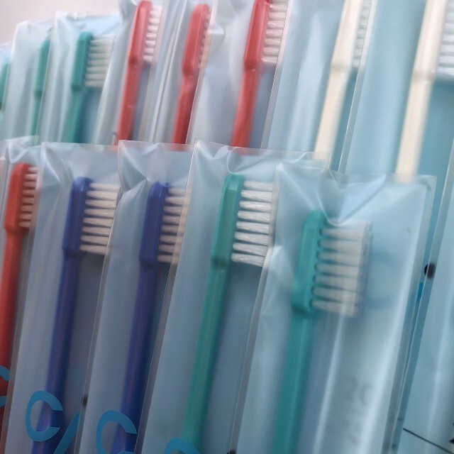 SALE⭐ 大人用歯ブラシ Ci202   20本‼️歯科医院専売 コスメ/美容のオーラルケア(歯ブラシ/デンタルフロス)の商品写真