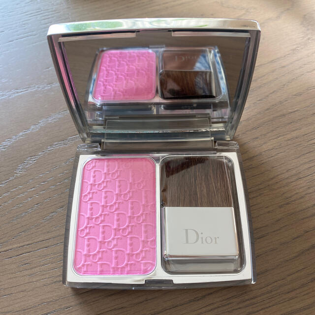 Dior(ディオール)のディオールスキン　ロージー　グロウ　チーク001ペタル コスメ/美容のベースメイク/化粧品(チーク)の商品写真