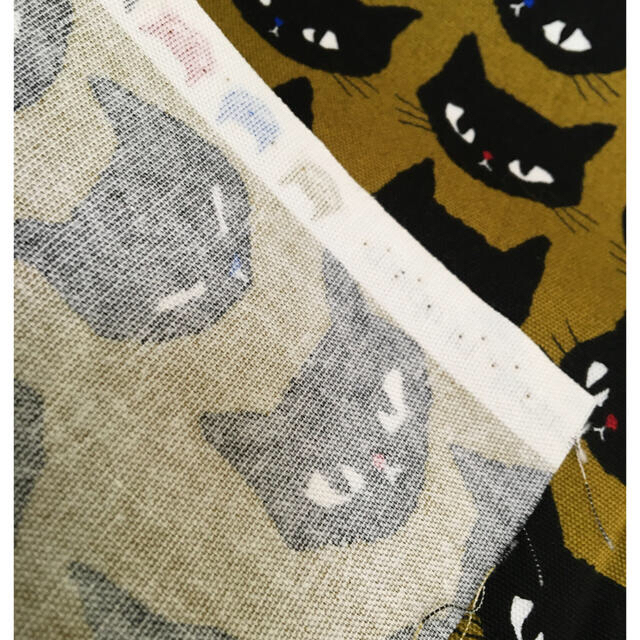 はぎれ　生地　黒猫　マスタードイエロー ハンドメイドの素材/材料(生地/糸)の商品写真