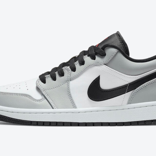 NIKE(ナイキ)のNIKE AIR JORDAN 1 LOW LIGHT SMOKE GREY メンズの靴/シューズ(スニーカー)の商品写真