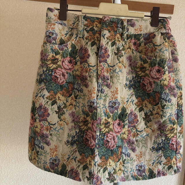 SPINNS(スピンズ)の花柄ミニスカート レディースのスカート(ミニスカート)の商品写真
