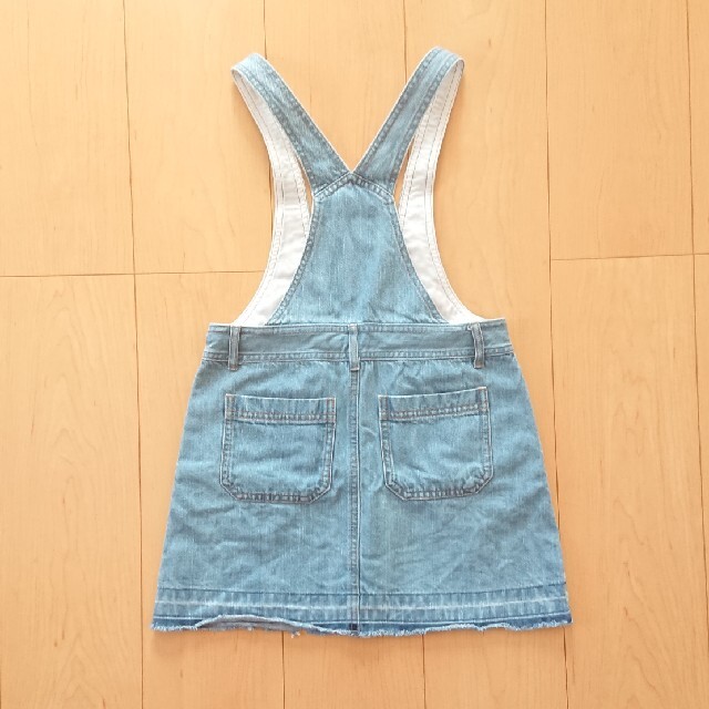 GU(ジーユー)の【GU】デニム ジャンパースカート 130 キッズ/ベビー/マタニティのキッズ服女の子用(90cm~)(スカート)の商品写真