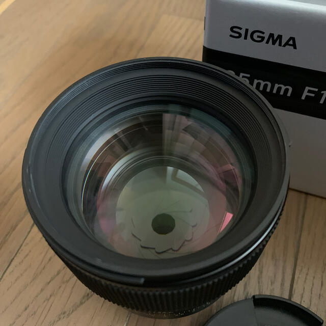 SIGMA(シグマ)の【極美品】SIGMA 85mm f1.4 art dg dn Lマウント スマホ/家電/カメラのカメラ(レンズ(単焦点))の商品写真