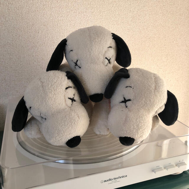 SNOOPY(スヌーピー)のKAWS x Peanuts ぬいぐるみ　3個セット エンタメ/ホビーのおもちゃ/ぬいぐるみ(ぬいぐるみ)の商品写真