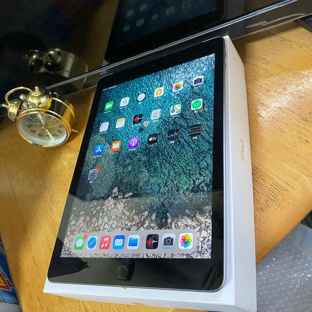 スマホ/家電/カメラ美品　iPad5  32GB セルラー　AU　アイパッド　5世代　2017sv