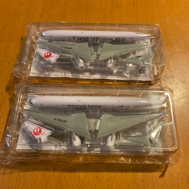 JAL(日本航空)(ジャル(ニホンコウクウ))の未開封　非売品　JAL 飛行機　2020  模型　2機　匿名配送 エンタメ/ホビーのテーブルゲーム/ホビー(航空機)の商品写真