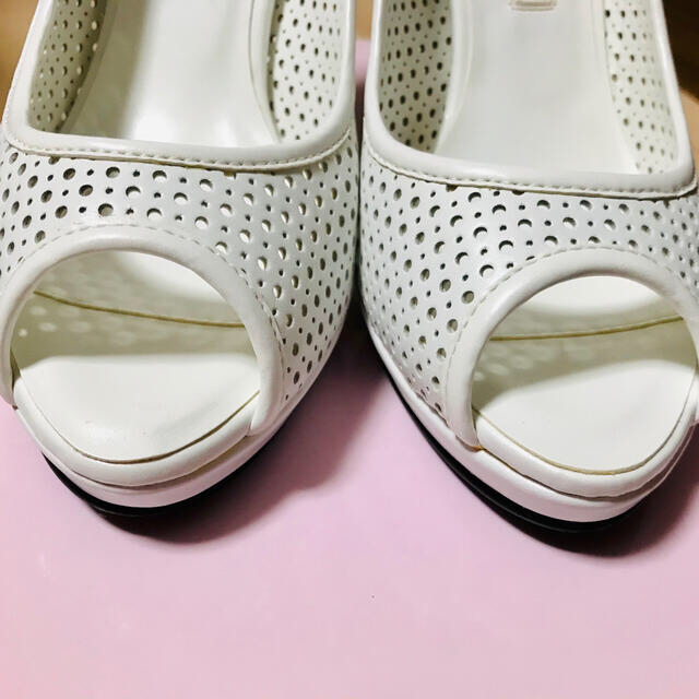 DIANA(ダイアナ)の【新品】DIANA レザーパンプス　白 レディースの靴/シューズ(ハイヒール/パンプス)の商品写真