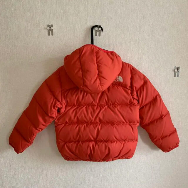 THE NORTH FACE(ザノースフェイス)の超美品　ノースフェイス　ダウンジャケット　レッド　120cm キッズ/ベビー/マタニティのキッズ服男の子用(90cm~)(ジャケット/上着)の商品写真