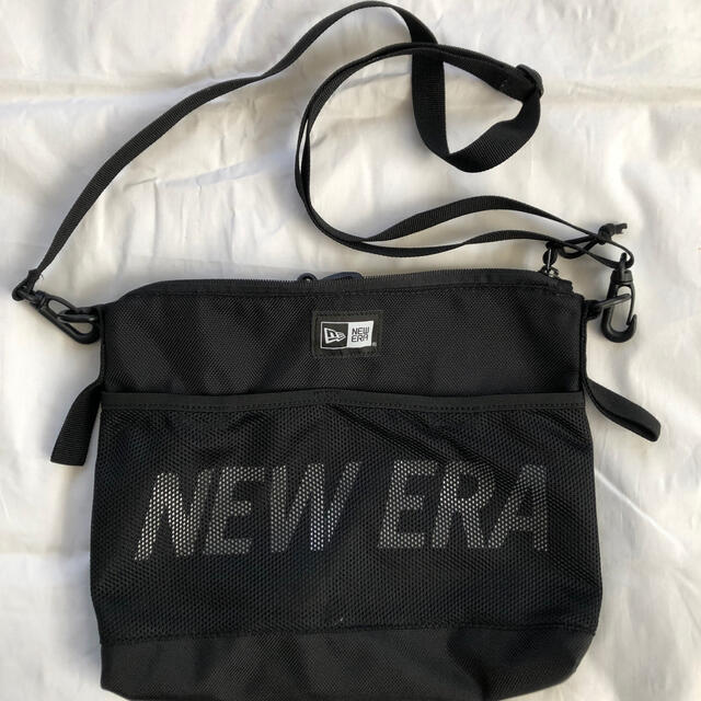 NEW ERA(ニューエラー)のNEW ERA プリントロゴ　BLACK サコッシュ未使用 メンズのバッグ(ボディーバッグ)の商品写真