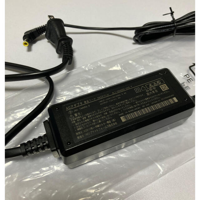 NEC(エヌイーシー)のACアダプター 充電器 NAS31PJU AL1-004259-003 スマホ/家電/カメラのスマートフォン/携帯電話(バッテリー/充電器)の商品写真