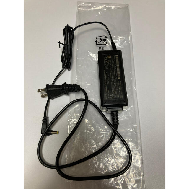 NEC(エヌイーシー)のACアダプター 充電器 NAS31PJU AL1-004259-003 スマホ/家電/カメラのスマートフォン/携帯電話(バッテリー/充電器)の商品写真