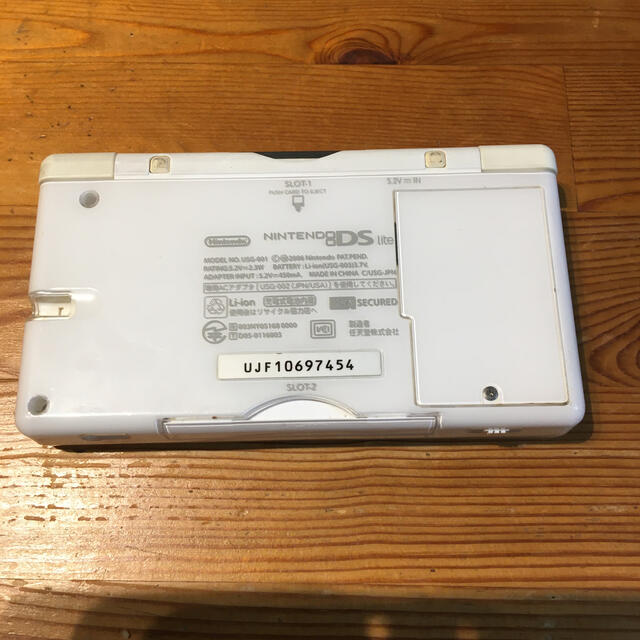 ニンテンドーDS(ニンテンドーDS)の中古本体　ニンテンドーDS Lite ホワイト エンタメ/ホビーのゲームソフト/ゲーム機本体(携帯用ゲーム機本体)の商品写真