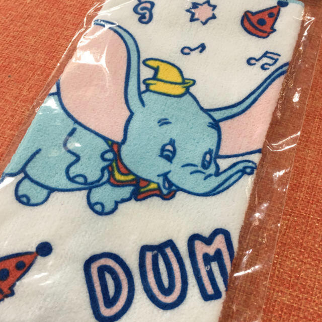 Disney(ディズニー)のDisney ダンボ　ハンドタオル可愛い エンタメ/ホビーのアニメグッズ(タオル)の商品写真