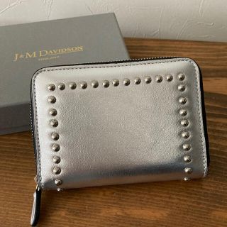 ジェイアンドエムデヴィッドソン(J&M DAVIDSON)のJ&M DAVIDSON SMALL ZIP PURSE W/STUDSシルバー(財布)