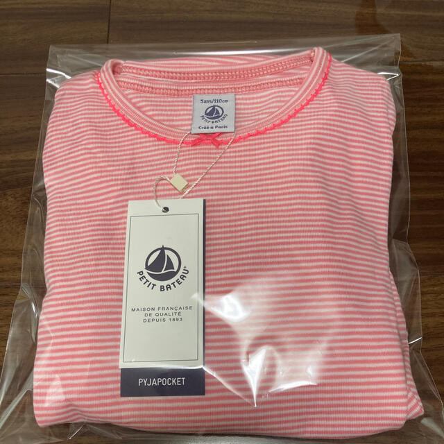 PETIT BATEAU(プチバトー)の専用　プチバトー　新品タグ付きパジャマ　5a＆長袖Tシャツ2枚組　3a キッズ/ベビー/マタニティのキッズ服女の子用(90cm~)(パジャマ)の商品写真