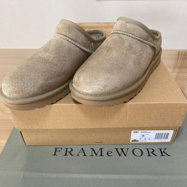 ブーツ新品FRAMeWORK 【UGG】 CLASSIC SLIPPER  24㎝