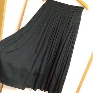 ユニクロ(UNIQLO)の【UNIQLO】黒 サテンスカート(ロングスカート)