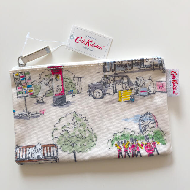 Cath Kidston(キャスキッドソン)のキャスキッドソン　ポーチ　ビリーゴーズタウン　ロンドンバス レディースのファッション小物(ポーチ)の商品写真