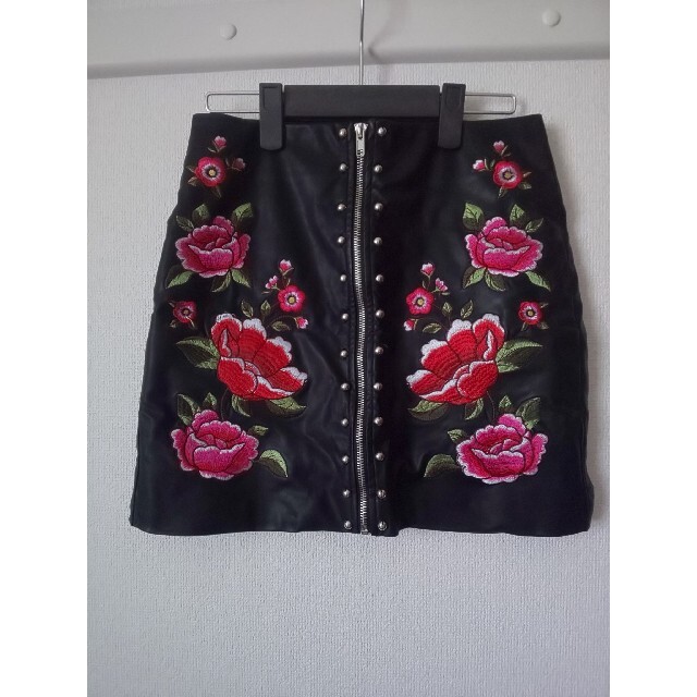 FOREVER 21(フォーエバートゥエンティーワン)の花刺繍 レザースカート レディースのスカート(ミニスカート)の商品写真