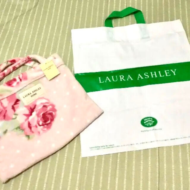 LAURA ASHLEY(ローラアシュレイ)のローラアシュレイ   ブランケット　収納バック付　新品 インテリア/住まい/日用品のインテリア/住まい/日用品 その他(その他)の商品写真