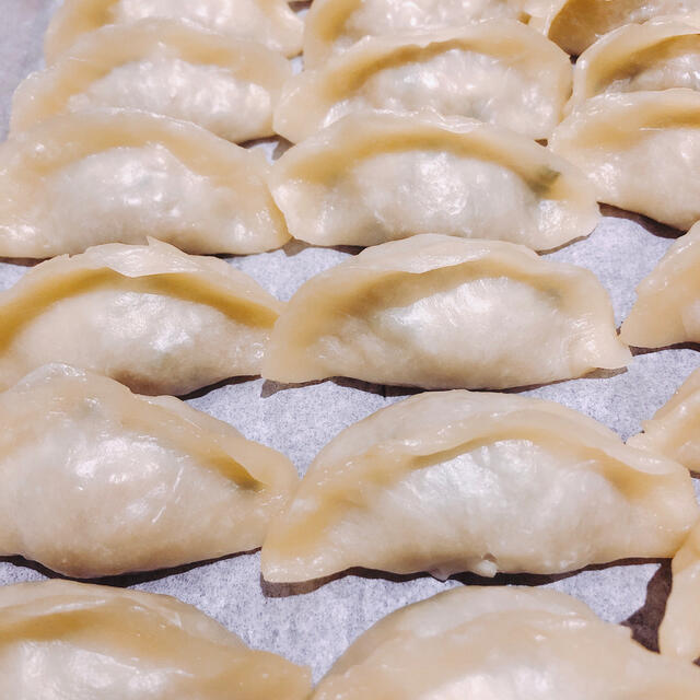 無添加　皮から手作り白餃子　皮もちもち中ジューシー　焼いても茹でても美味しい 食品/飲料/酒の食品(野菜)の商品写真