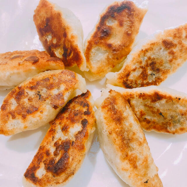 無添加　皮から手作り白餃子　皮もちもち中ジューシー　焼いても茹でても美味しい 食品/飲料/酒の食品(野菜)の商品写真