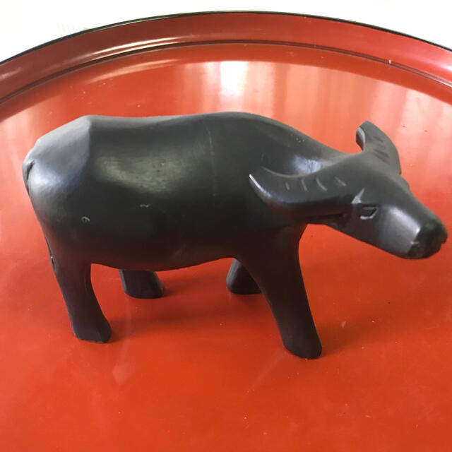 牛 丑 木彫り置物 縁起物 水牛 アジアン 一刀彫? | フリマアプリ ラクマ