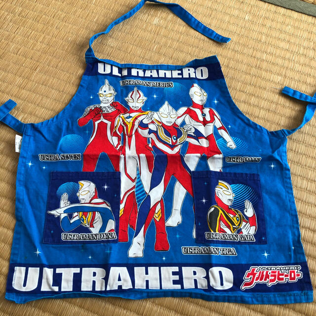 ウルトラマンヒーロー　エプロン キッズ/ベビー/マタニティの授乳/お食事用品(その他)の商品写真