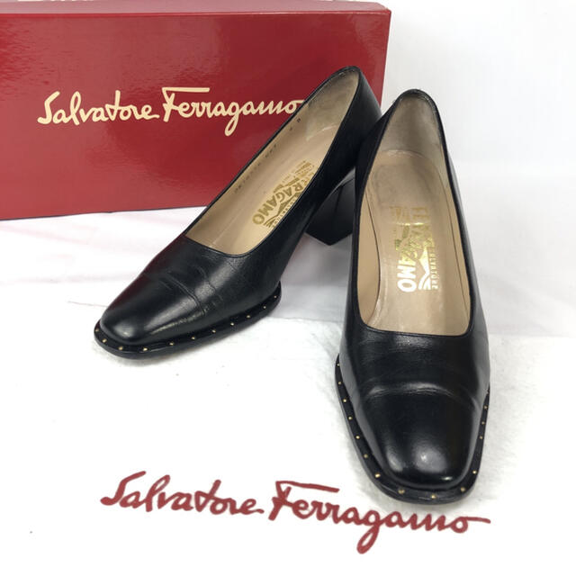 Salvatore Ferragamo(サルヴァトーレフェラガモ)の専用【良品】フェラガモ スタッズ スクエアトゥ ヒール パンプス 約23.5cm レディースの靴/シューズ(ハイヒール/パンプス)の商品写真