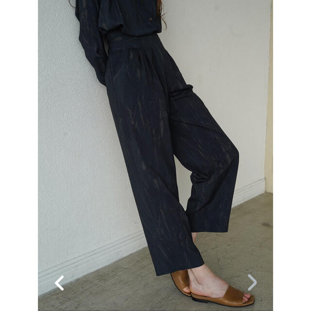 ENFOLD(エンフォルド)の専用　新品タグ付きCLANE TINT EBRU TUCK PANTS ネイビー レディースのパンツ(カジュアルパンツ)の商品写真